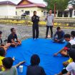 (berjilbab hitam dan berpakaian hitam) Puja Lestari atlet Pelatnas panjat tebing bersama Ketua Umum FPTI Kampar Khairul Azmi memberikan motivasi kepada atlet muda panjat tebing Kampar.