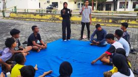 (berjilbab hitam dan berpakaian hitam) Puja Lestari atlet Pelatnas panjat tebing bersama Ketua Umum FPTI Kampar Khairul Azmi memberikan motivasi kepada atlet muda panjat tebing Kampar.