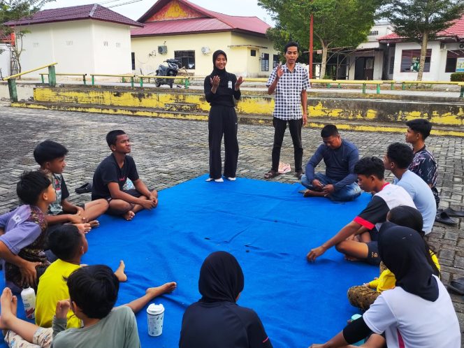 
					(berjilbab hitam dan berpakaian hitam) Puja Lestari atlet Pelatnas panjat tebing bersama Ketua Umum FPTI Kampar Khairul Azmi memberikan motivasi kepada atlet muda panjat tebing Kampar.