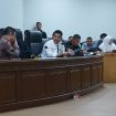 Wakil Ketua DPRD Kampar Iib Nursaleh berkemeja putih saat RDP bersama BKPSDM Kampar terkait seleksi PPPK tahap kedua, Kamis (02/01/2025).