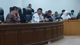 Wakil Ketua DPRD Kampar Iib Nursaleh berkemeja putih saat RDP bersama BKPSDM Kampar terkait seleksi PPPK tahap kedua, Kamis (02/01/2025).