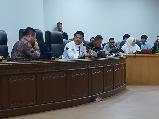 
					Wakil Ketua DPRD Kampar Iib Nursaleh berkemeja putih saat RDP bersama BKPSDM Kampar terkait seleksi PPPK tahap kedua, Kamis (02/01/2025).