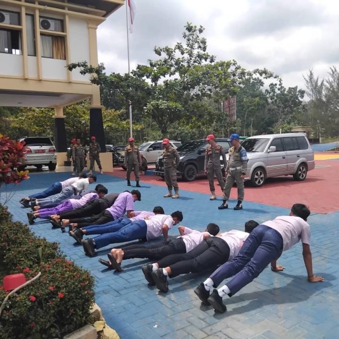 
					Puluhan Pelajar Dibina Satpol-PP Kampar Akibat Berkeliaran Diluar Sekolah