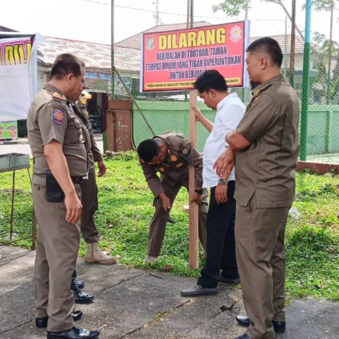 
					Tegakkan Perda, Satpol-PP Kampar Pasang Papan Larangan Berjualan di Taman dan Trotoar