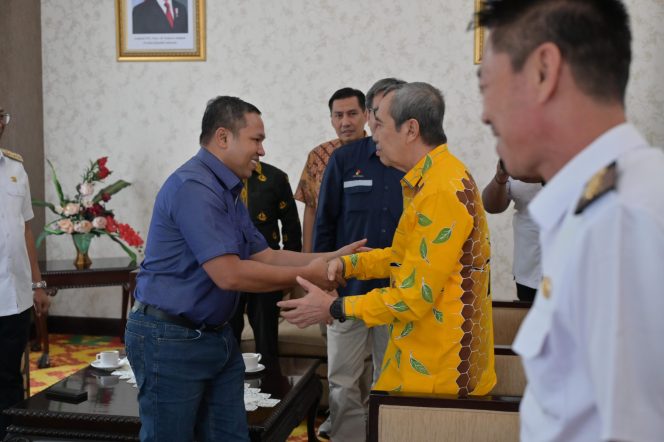 
					Bertemu Saat Penyambutan Menteri ESDM, Syamsuar Ucapkan Selamat Kepada Abdul Wahid