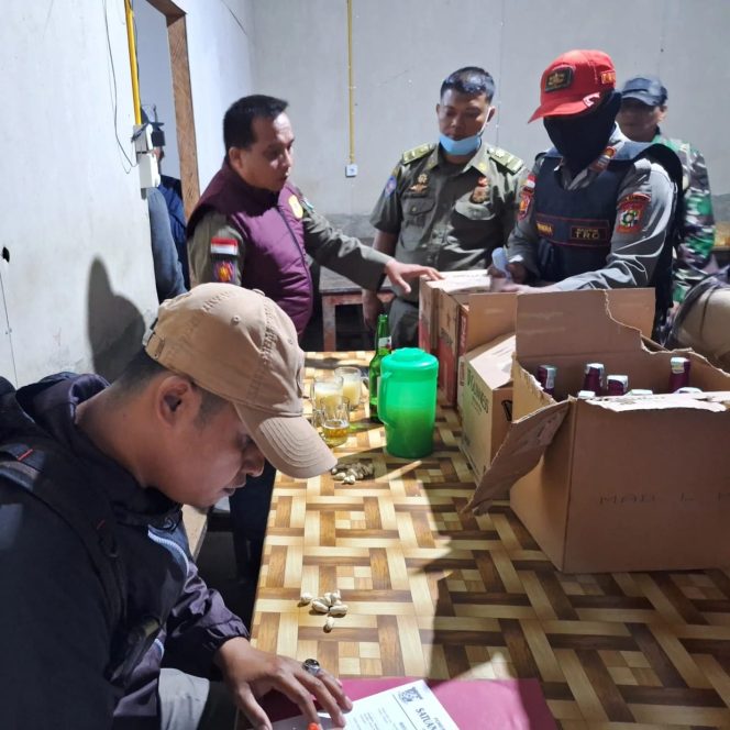 
					Sambangi Tempat Hiburan Malam, Satpol-PP Kampar Sita Puluhan Miras