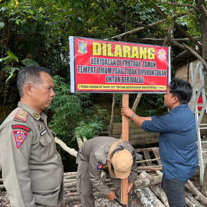 
					Satpol-PP Kampar Tertibkan Pedagang Berjualan di Trotoar Rimbo Panjang