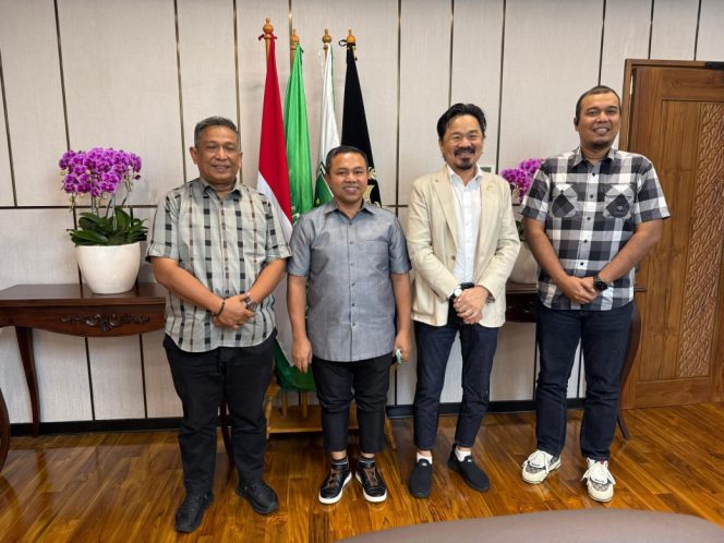
					Gubernur Terpilih Abdul Wahid Dorong Tiket  Penerbangan Komersial di Riau Kembali Murah
