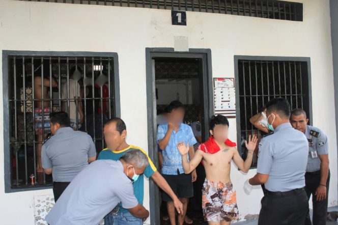 
					Tim Satopspatnal Lapas Bangkinang Tindak Cepat Razia Kamar Hunian Warga Binaan