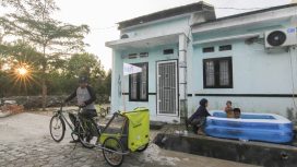 Aktifitas saat sore hari warga di rumah KPR BTN di Perumahan Puri Indah Kualu, Tambang, Kabupaten Kampar, Riau, ( Sabtu, 3/02/2025). Program Bank Tabungan Negara (BTN) 3 Juta rumah sangat membantu kalangan masyarakat agar bisa punya rumah sendiri yang layak huni. Foto Hadly Vavaldi.