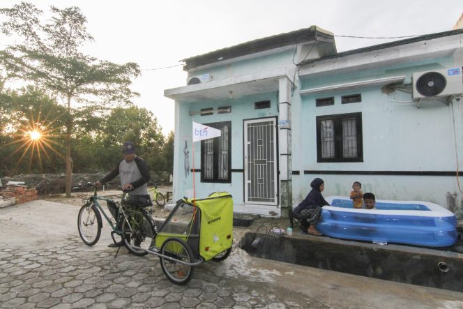 
					Aktifitas saat sore hari warga di rumah KPR BTN di Perumahan Puri Indah Kualu, Tambang, Kabupaten Kampar, Riau, ( Sabtu, 3/02/2025). Program Bank Tabungan Negara (BTN) 3 Juta rumah sangat membantu kalangan masyarakat agar bisa punya rumah sendiri yang layak huni. Foto Hadly Vavaldi.