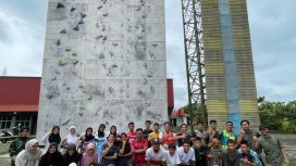 FPTI Kampar melaksanakan latihan rutin bersama FPTI Siak di Wall Panjat Tebing Bangkinang Kota.
