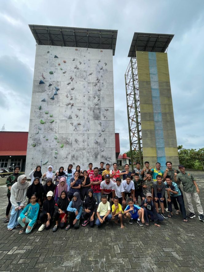 
					FPTI Kampar melaksanakan latihan rutin bersama FPTI Siak di Wall Panjat Tebing Bangkinang Kota.