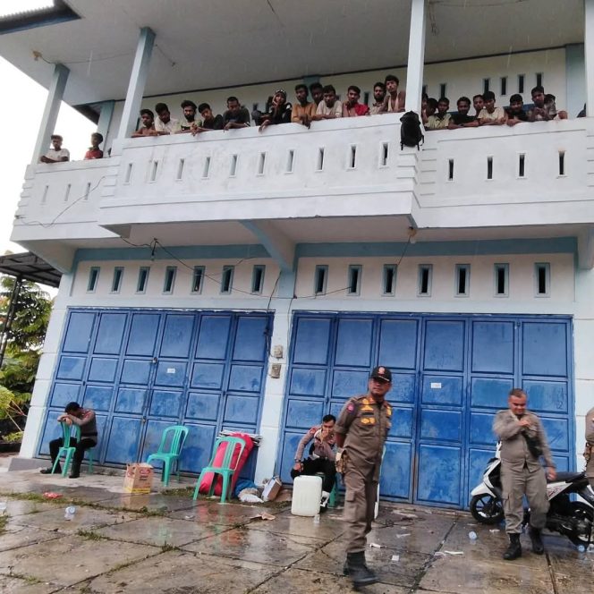 
					Jaga 24 Jam, Satpol-PP Kampar Pastikan Keamanan Ratusan Pengungsi Rohingya di Batu Belah