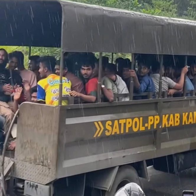 
					Ratusan Pengungsi Rohingya Dipindahkan Satpol-PP Kampar ke Imigrasi Pekanbaru