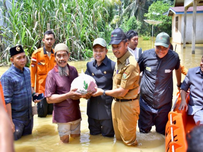 
					Gubri Abdul Wahid Bersama Bupati Kampar Ahmad Yuzar Tinjau dan Bagikan Sembako Bagi Korban Banjir