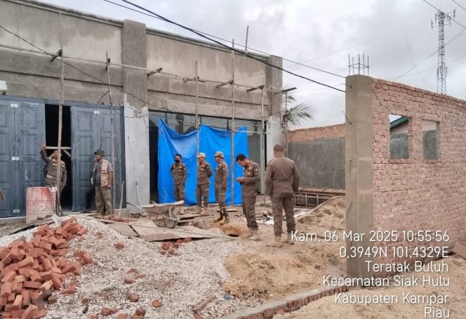 
					Satpol-PP Kampar Datangi Pelanggar Perda Nomor 16 Tahun 2007 di Teratak Buluh