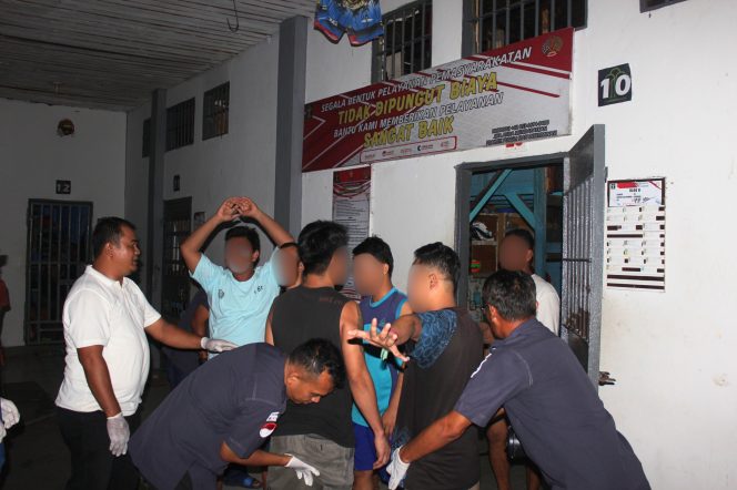 
					Tim Satopspatnal Lapas Bangkinang Razia Kamar WBP di Bulan Ramadhan