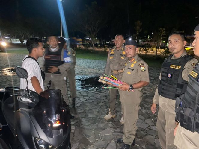 
					Fokus Sholat Tarawih Terganggu, Satpol-PP Kampar Sita Puluhan Petasan di Taman Kota Bangkinang