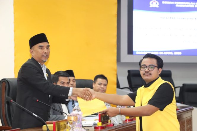
					Berompi kuning, Anggota DPRD Kampar Fraksi Partai Golkar Min Amir Habib Effendi Pakpahan 