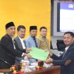Anggota DPRD Kampar Jihad Aqsha menyerahkan pandangan umum Fraksi PKB terhadap LKPJ Bupati Kampar Tahun 2024, Rabu (09/04/2025).