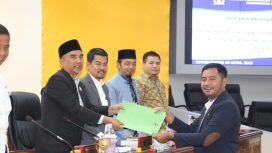 Anggota DPRD Kampar Jihad Aqsha menyerahkan pandangan umum Fraksi PKB terhadap LKPJ Bupati Kampar Tahun 2024, Rabu (09/04/2025).