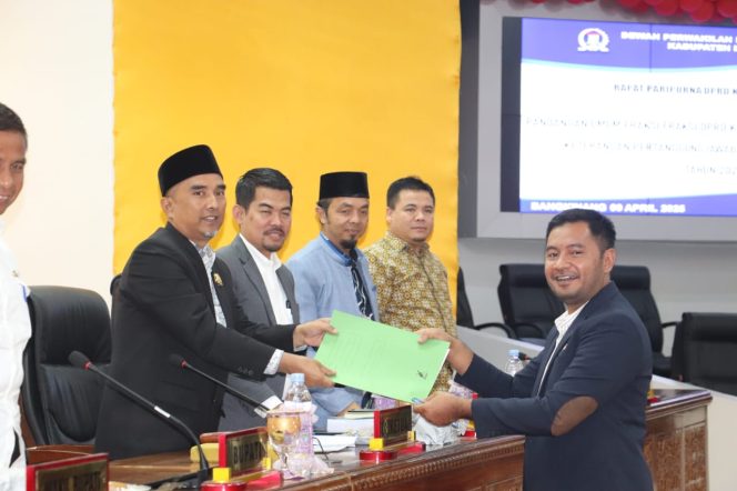 
					Anggota DPRD Kampar Jihad Aqsha menyerahkan pandangan umum Fraksi PKB terhadap LKPJ Bupati Kampar Tahun 2024, Rabu (09/04/2025).