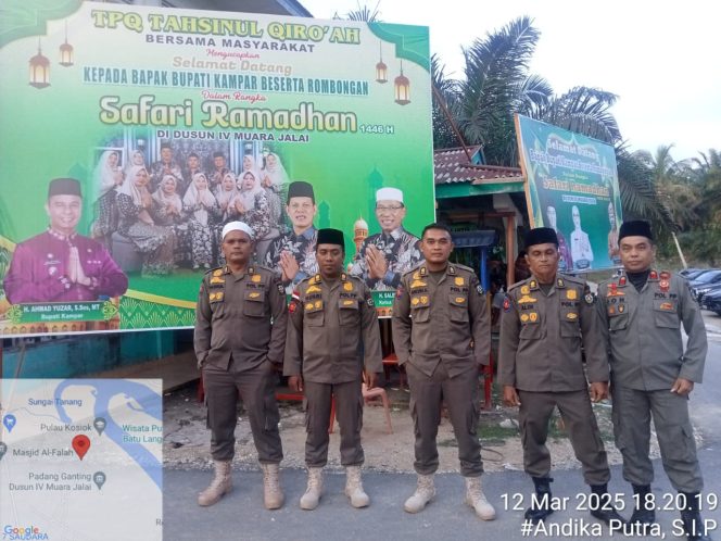 
					Personil Satpol-PP Kampar Amankan Lokasi Safari Ramadhan Bupati Kampar di Desa Muara Jalai