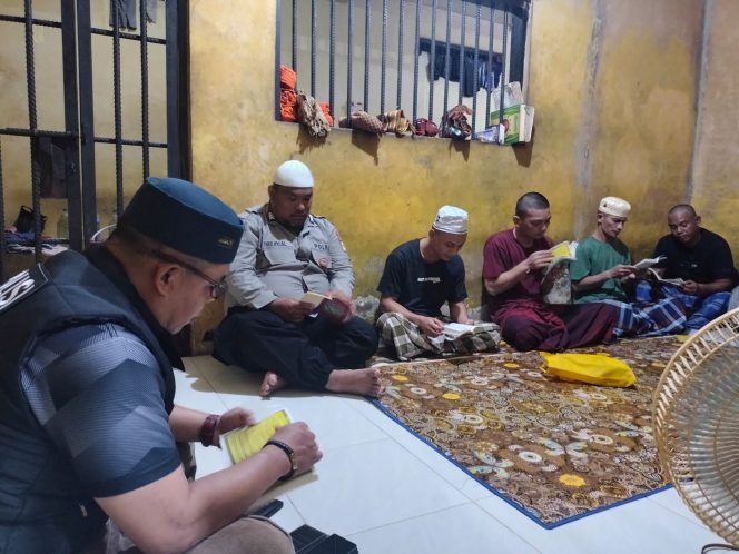 
					Kapolsek Kunto Darussalam AKP Dadan Laksanakan Kegiatan Binrohtal untuk Tahanan