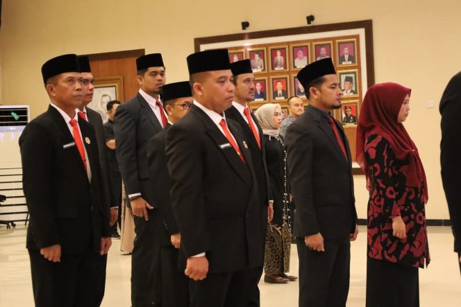 
					Perkuat Fungsi Pengawasan, 2 Anggota Terbaik Satpol-PP Kampar Dilantik Kakanwil Kemenkumham Riau