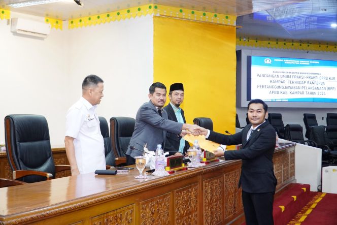 
					Iib Nursaleh Pimpin Rapat Paripurna DPRD Kampar Terhadap RPP APBD 2024