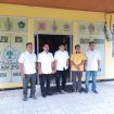 (ditengah) Wakil Sekretaris Jenderal Kepartaian DPP Golkar Hakim Kamarudin menyambangi sekretariat DPD Golkar Kampar
