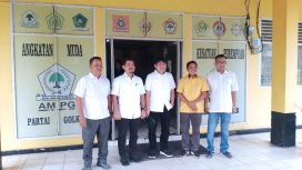 (ditengah) Wakil Sekretaris Jenderal Kepartaian DPP Golkar Hakim Kamarudin menyambangi sekretariat DPD Golkar Kampar
