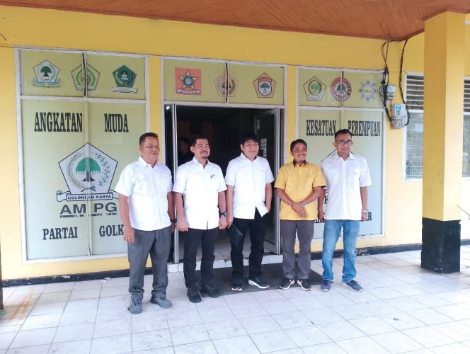 
					(ditengah) Wakil Sekretaris Jenderal Kepartaian DPP Golkar Hakim Kamarudin menyambangi sekretariat DPD Golkar Kampar