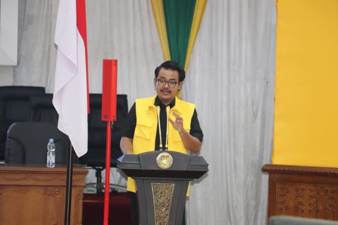 
					Min Amir Habib Efendi Pakpahan SH Anggota DPRD Kabupaten Kampar yang juga Sekretaris Fraksi Golkar