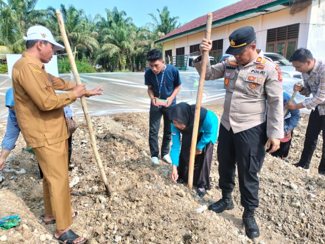 
					Dukung Ketahanan Pangan, Kapolsek Kunto Darussalam Pimpin Penanaman Jagung di Bukit Intan Makmur