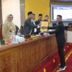 Anggota DPRD Kabupaten Kampar Agus Risna menyampaikan pandangan umum Fraksi Partai Golkar kepada pimpinan DPRD Kampar terhadap RPJMD Kabupaten Kampar 2025-2029