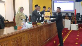 Anggota DPRD Kabupaten Kampar Agus Risna menyampaikan pandangan umum Fraksi Partai Golkar kepada pimpinan DPRD Kampar terhadap RPJMD Kabupaten Kampar 2025-2029
