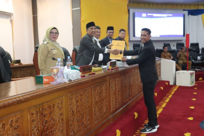 
					Anggota DPRD Kabupaten Kampar Agus Risna menyampaikan pandangan umum Fraksi Partai Golkar kepada pimpinan DPRD Kampar terhadap RPJMD Kabupaten Kampar 2025-2029
