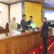 Jihad Aqsha Anggota DPRD Kampar menyerahkan pandangan Fraksi PKB tentang RPJMD Kabupaten Kampar 2025-2029 kepada pimpinan DPRD Kampar yang disaksikan oleh Wakil Bupati Kampar Misharti