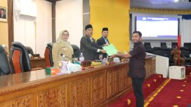 Jihad Aqsha Anggota DPRD Kampar menyerahkan pandangan Fraksi PKB tentang RPJMD Kabupaten Kampar 2025-2029 kepada pimpinan DPRD Kampar yang disaksikan oleh Wakil Bupati Kampar Misharti