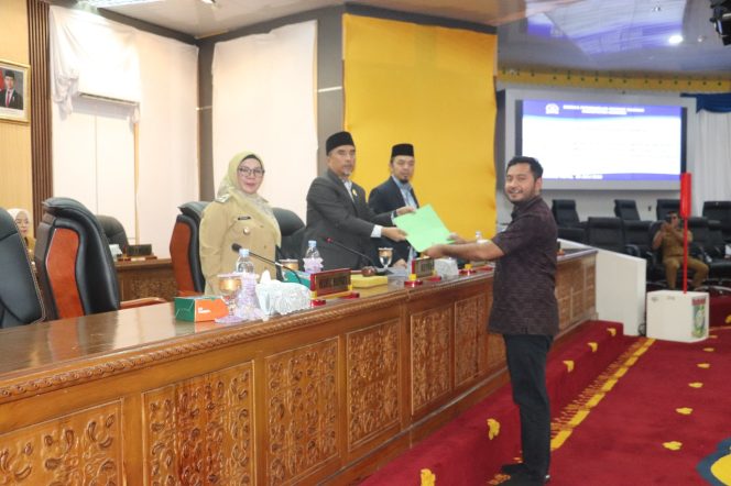 
					Jihad Aqsha Anggota DPRD Kampar menyerahkan pandangan Fraksi PKB tentang RPJMD Kabupaten Kampar 2025-2029 kepada pimpinan DPRD Kampar yang disaksikan oleh Wakil Bupati Kampar Misharti
