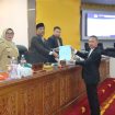 Rizki Ananda Sekretaris Fraksi Partai Demokrat menyerahkan pandangan umum fraksi terhadap RPJMD Kabupaten Kampar 2025-2029 kepada pimpinan DPRD Kampar 