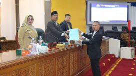 Rizki Ananda Sekretaris Fraksi Partai Demokrat menyerahkan pandangan umum fraksi terhadap RPJMD Kabupaten Kampar 2025-2029 kepada pimpinan DPRD Kampar 