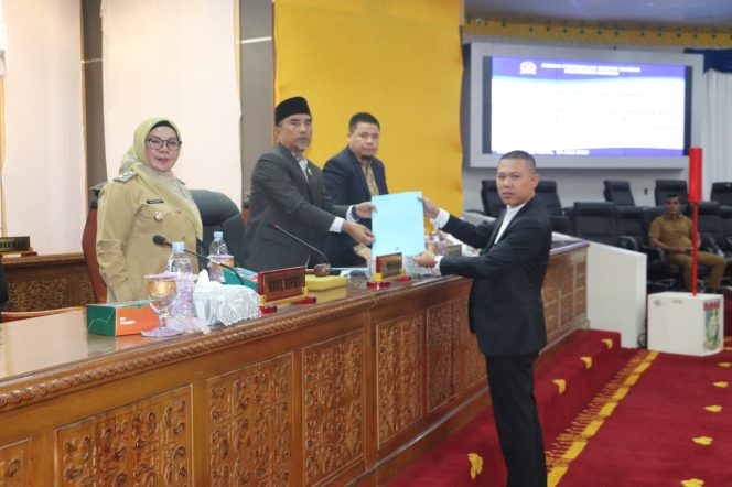 
					Rizki Ananda Sekretaris Fraksi Partai Demokrat menyerahkan pandangan umum fraksi terhadap RPJMD Kabupaten Kampar 2025-2029 kepada pimpinan DPRD Kampar 