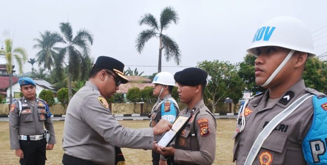 
					Bripka Helmi Kasdi Dipecat Tidak Hormat, Kapolres Kampar: Cukup Ini yang Terakhir!