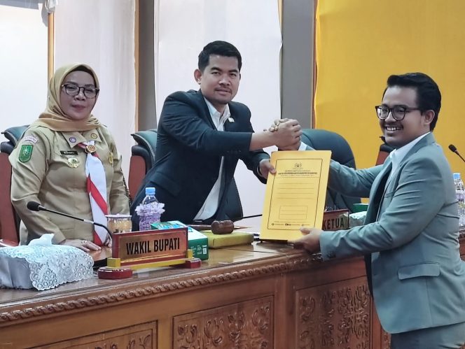 
					APBD-P 2025 Kampar Dibahas, Golkar Ingatkan Obat, Sekolah, Makanan Bergizi Gratis hingga Tunda Bayar