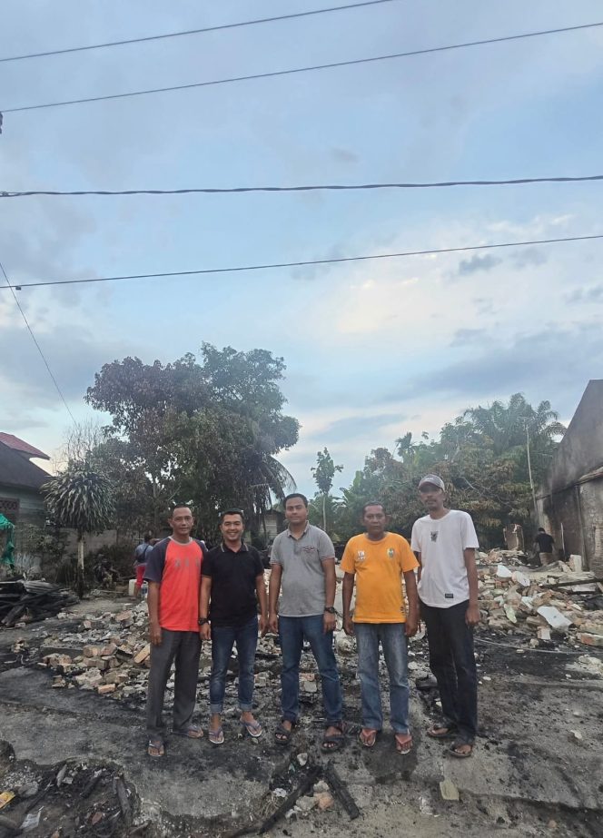 
					Eko Sutrisno Ketua Fraksi Nasdem bersama komunitas tarompa jopang