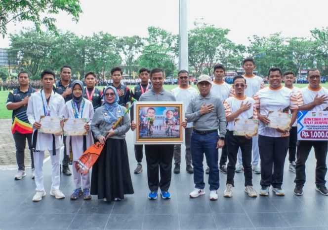 
					Haornas ke-42 di Kampar, Bupati Serahkan Bantuan untuk Atlet Berprestasi