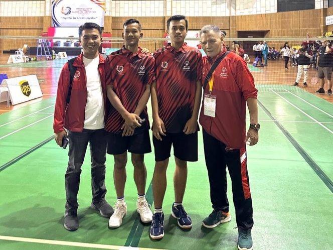 
					Anggota DPRD Kampar Eko Sutrisno mendukung langsung dua atlet Kampar Harianto Febrian dan Fitra Ramadhan bersama pelatih Darwis di ajang Asia Pacific Special Olympics Badminton Competition 2025 Malaysia 